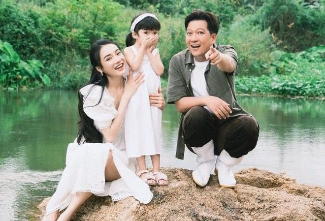 Con sao Việt đáo để từ nhỏ: Ái nữ Dương Lâm 2 tuổi chăm xem trai đẹp