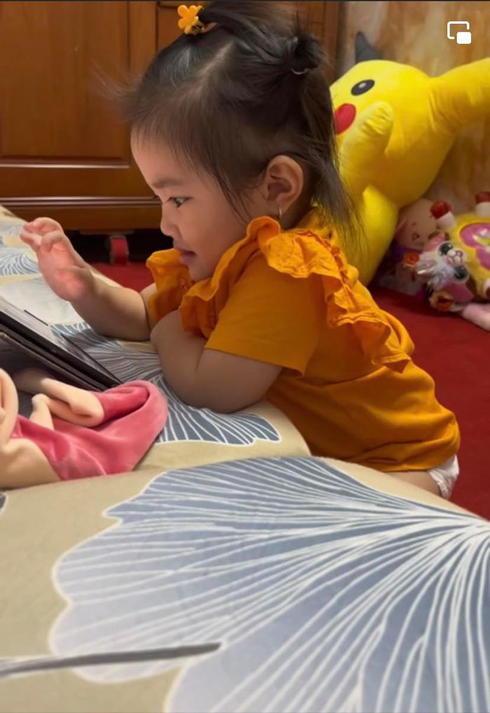Con sao Việt đáo để từ nhỏ: Ái nữ Dương Lâm 2 tuổi chăm xem trai đẹp