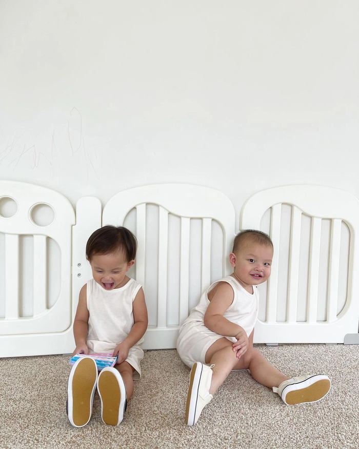 Con sao Việt đáo để từ nhỏ: Ái nữ Dương Lâm 2 tuổi chăm xem trai đẹp