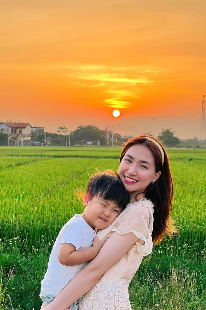 Con sao Việt đáo để từ nhỏ: Ái nữ Dương Lâm 2 tuổi chăm xem trai đẹp