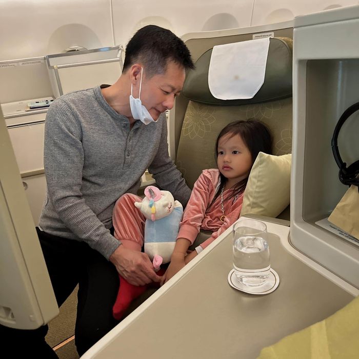 Con sao Việt tí tuổi đi máy bay như cơm bữa: Quý tử nhà Chi Bảo xịn sò
