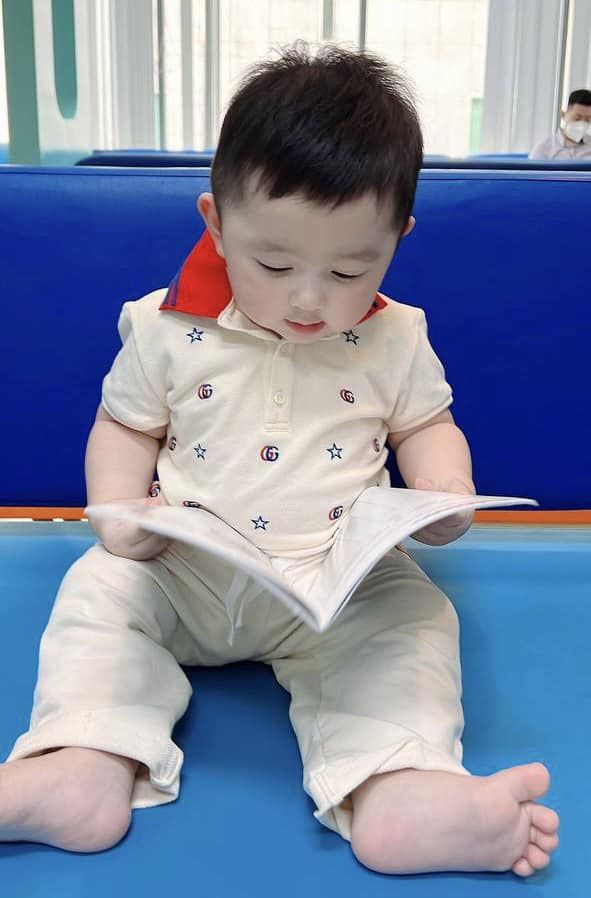 Con trai Chi Bảo mới tí tuổi đã mê đọc sách, nghe nhạc liền hát theo
