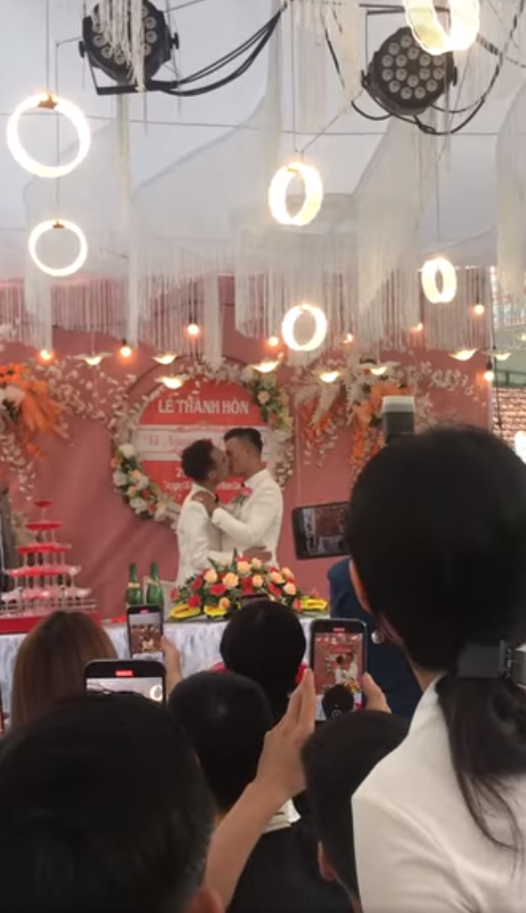 Đám cưới LGBT ở Thanh Hoá: Con hạnh phúc thì mẹ cũng thế