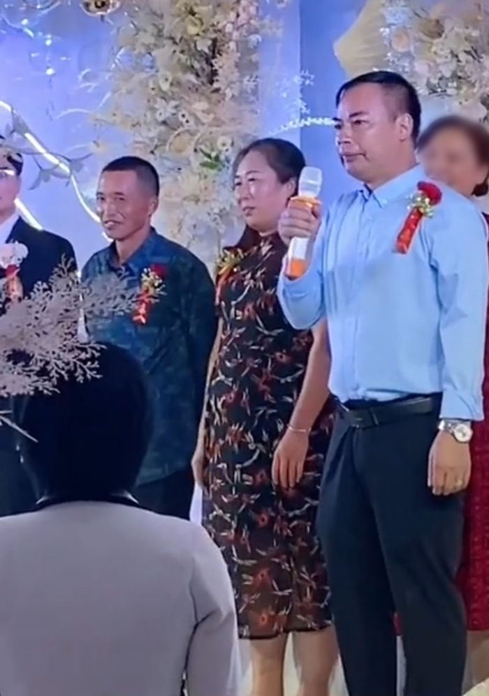 Đám cưới gái cưng, bố cầm mic phát biểu mà người run bần bật
