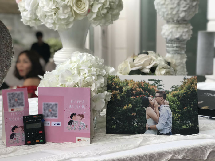 Đám cưới thời 4.0 quét mã QR, quẹt thẻ: Ai không đi vẫn gửi được
