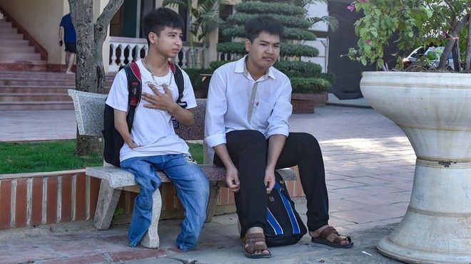Đám trẻ chung tay đẩy xe giúp cụ ông: Một thế hệ được giáo dục tốt