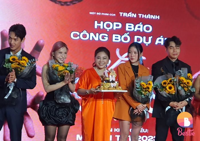 Sao Việt dát hàng hiệu tham dự buổi ra mắt phim của Trấn Thành