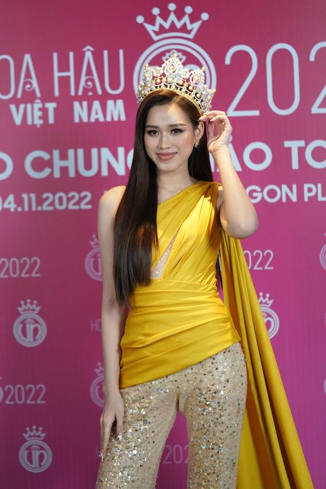 Dì Dung được gọi là Hoa hậu, ví như first walk ở họp báo HHVN 2022