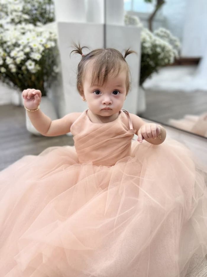 Diễm Châu đưa cặp song sinh đi thử váy trước sinh nhật 1 tuổi