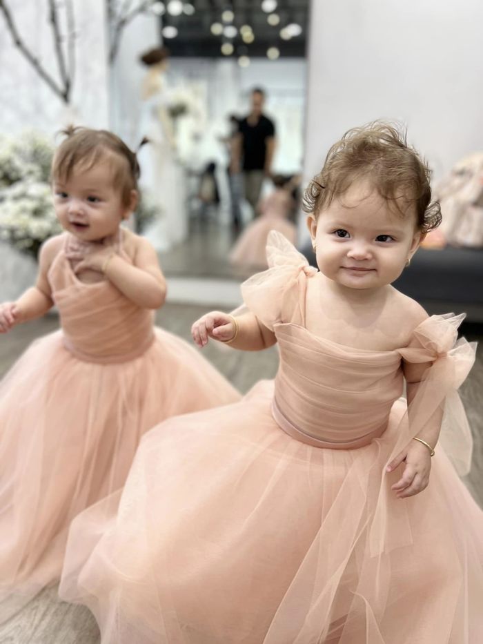Diễm Châu đưa cặp song sinh đi thử váy trước sinh nhật 1 tuổi