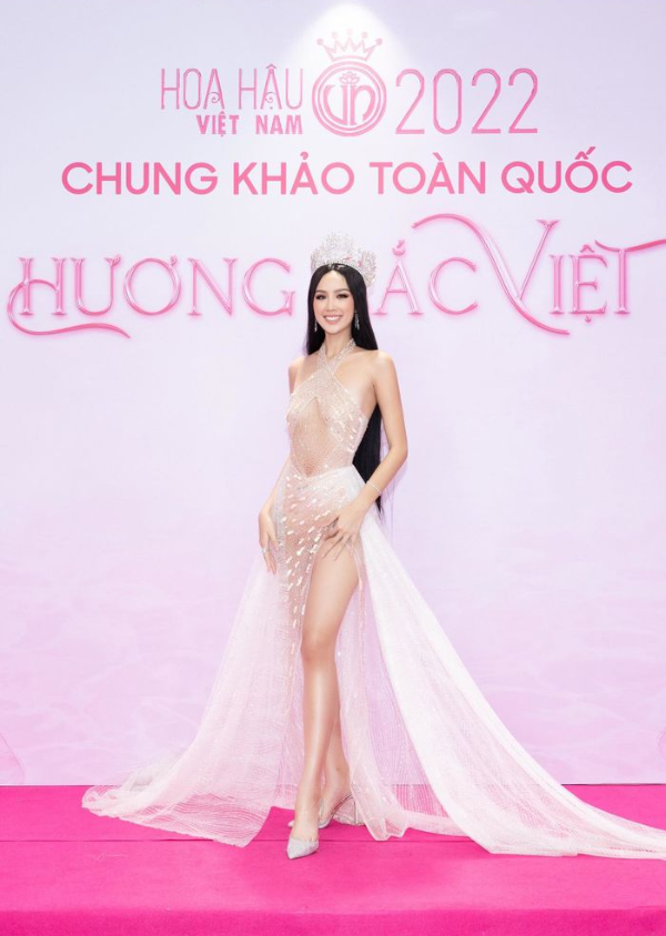 Đỗ Thị Hà khoe cặp kiếm Nhật, Thùy Tiên hóa nữ thần trên thảm đỏ