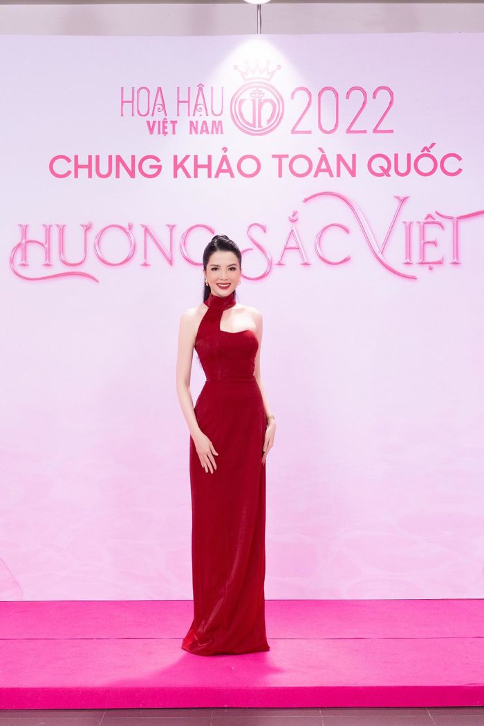 Đỗ Thị Hà khoe cặp kiếm Nhật, Thùy Tiên hóa nữ thần trên thảm đỏ