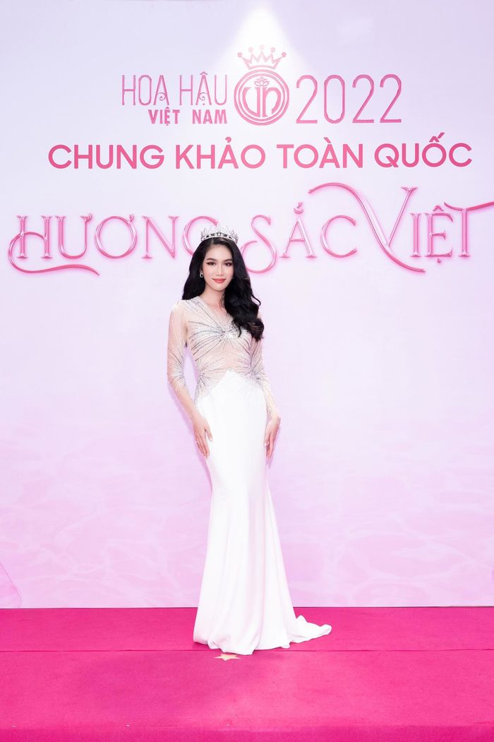 Đỗ Thị Hà khoe cặp kiếm Nhật, Thùy Tiên hóa nữ thần trên thảm đỏ