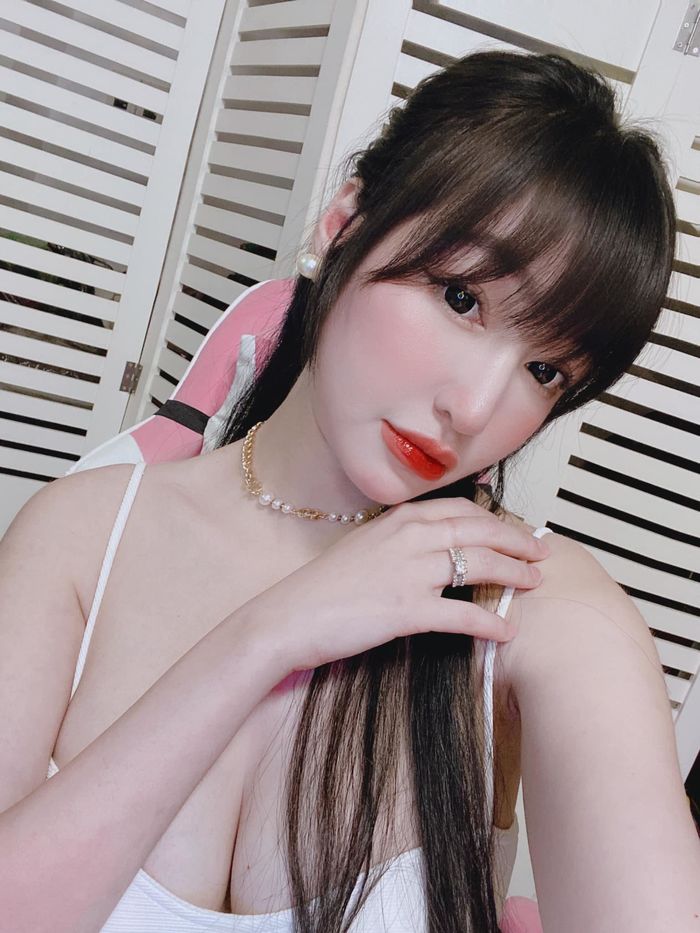 Elly Trần tuổi 35: Sinh được hai con như thiên thần, nhan sắc lạ lẫm