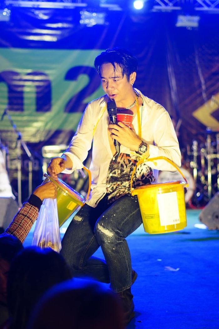 Fan Thái Lan dành quà độc lạ cho idol: Tặng nguyên tiệm tạp hóa