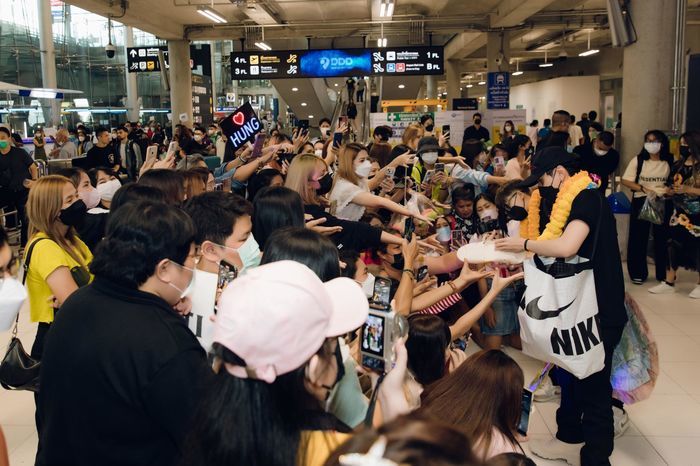 Fan Thái Lan dành quà độc lạ cho idol: Tặng nguyên tiệm tạp hóa