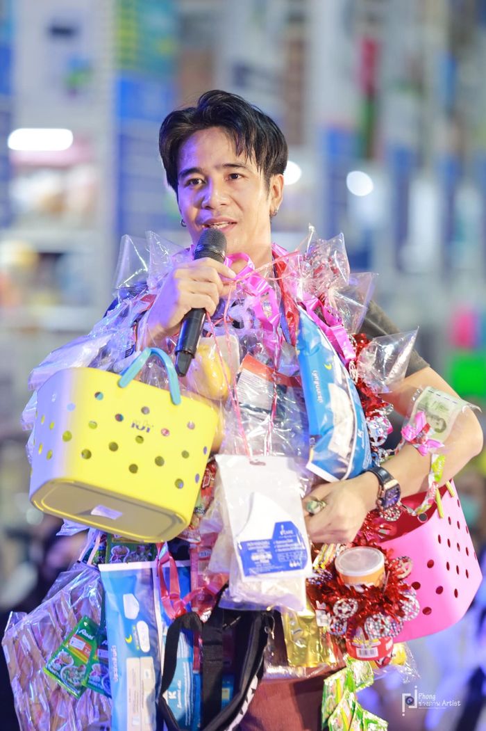 Fan Thái Lan dành quà độc lạ cho idol: Tặng nguyên tiệm tạp hóa