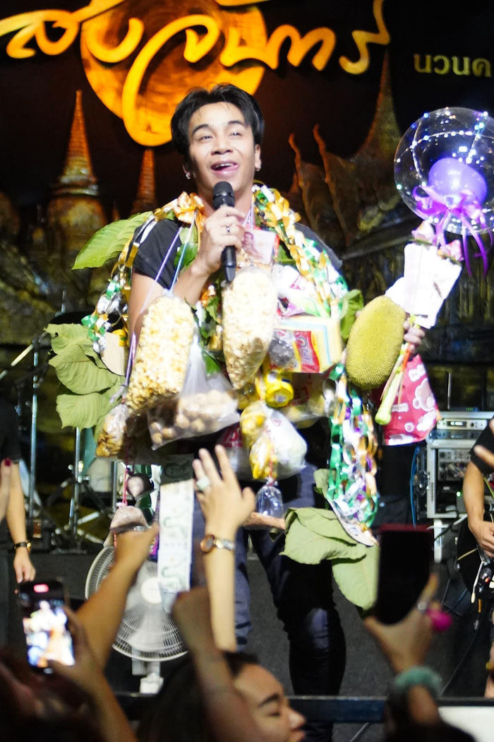 Fan Thái Lan dành quà độc lạ cho idol: Tặng nguyên tiệm tạp hóa