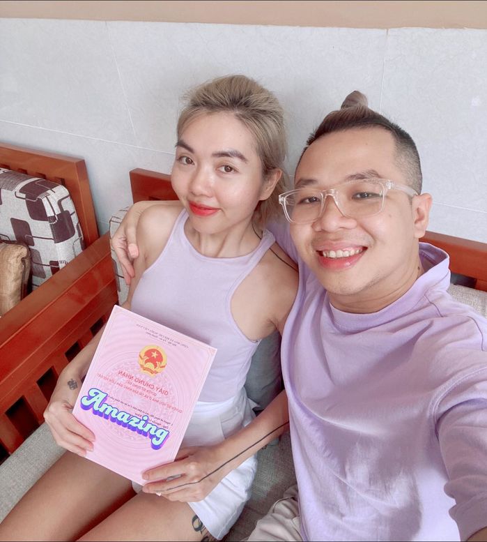 Gia đình đưa con trai du hí châu Âu, mỗi nước mặc 1 tông màu mới chịu