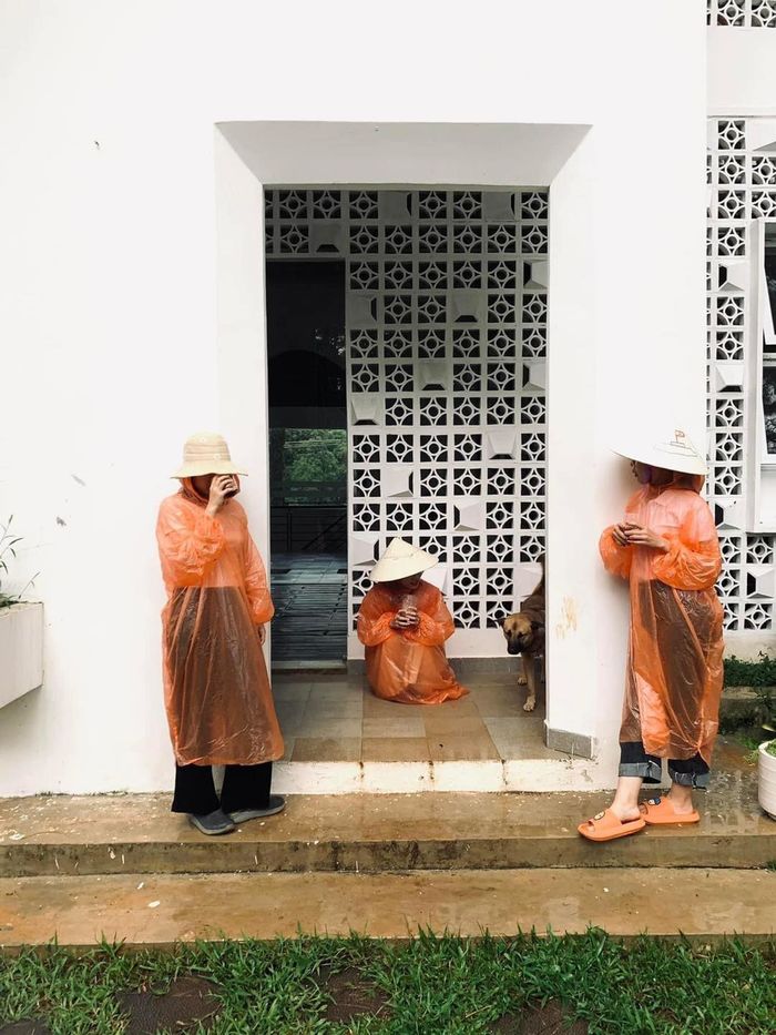 Giữ 12 ngày phép để đi Đà Lạt: Hội bạn ngậm ngùi chụp ảnh với áo mưa