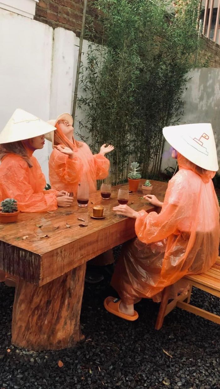 Giữ 12 ngày phép để đi Đà Lạt: Hội bạn ngậm ngùi chụp ảnh với áo mưa