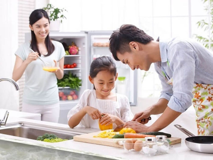 Bé gái dùng 2kg tiền lẻ tiết kiệm mua tặng mẹ lắc vàng 28 triệu đồng