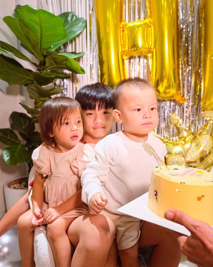 Hà Hồ được gia đình tổ chức sinh nhật online khi đi công tác xa
