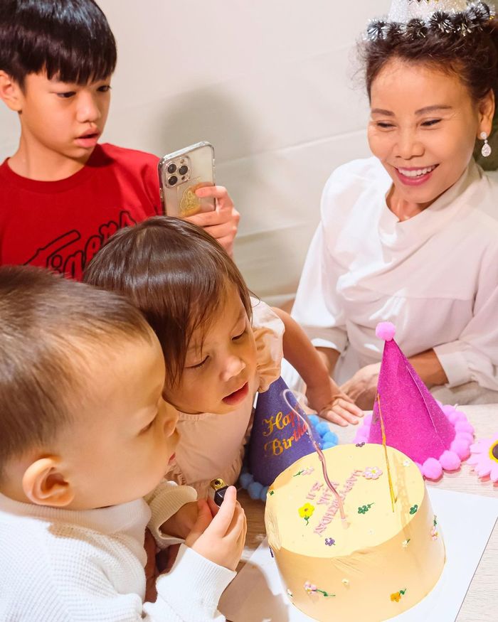 Hà Hồ được gia đình tổ chức sinh nhật online khi đi công tác xa