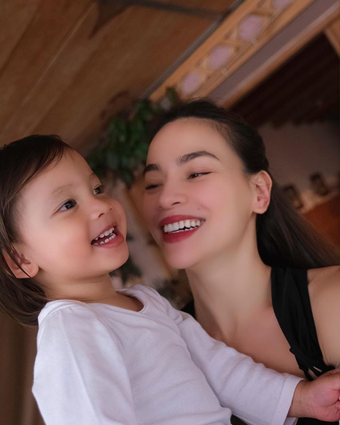 Hà Hồ được gia đình tổ chức sinh nhật online khi đi công tác xa