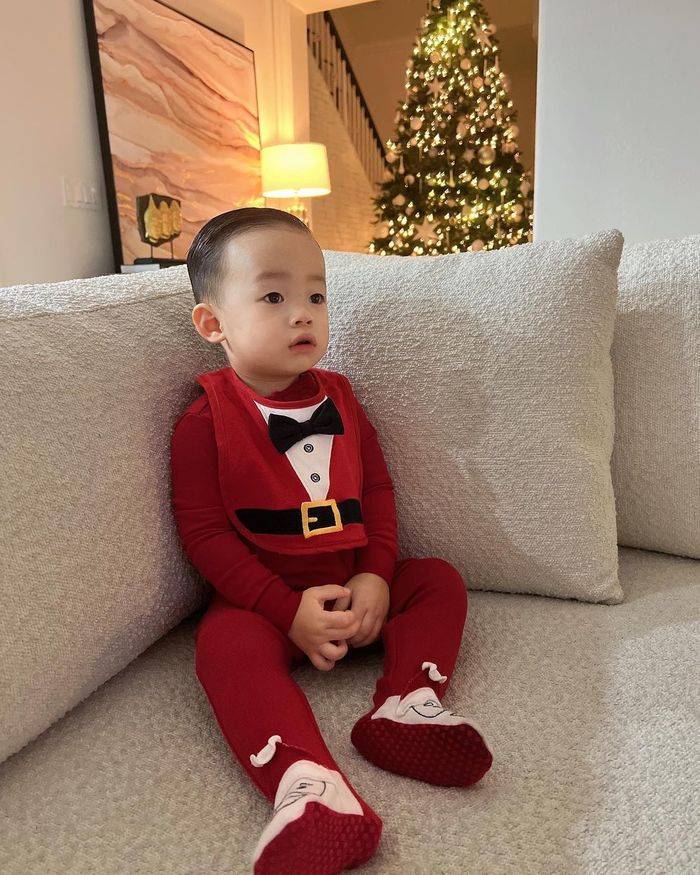 Hai con Phạm Hương đón Noel sớm trong biệt thự ở Mỹ