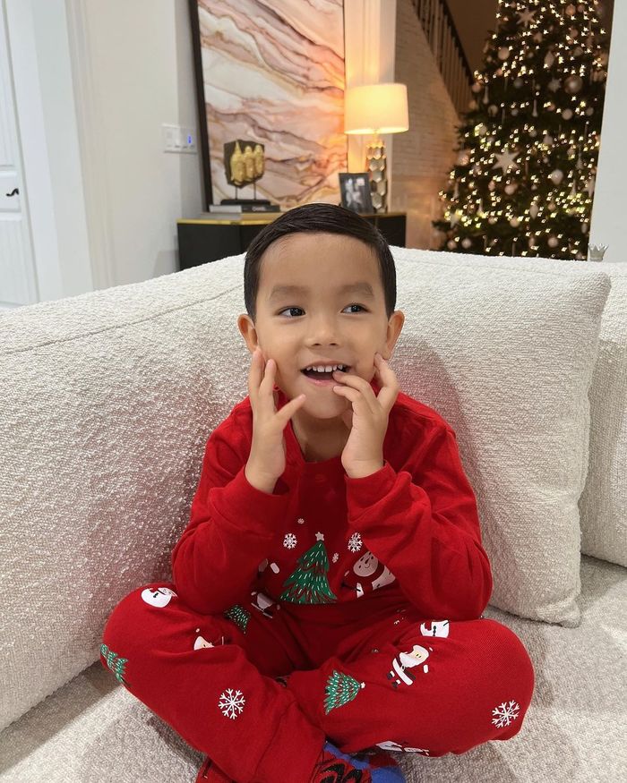 Hai con Phạm Hương đón Noel sớm trong biệt thự ở Mỹ
