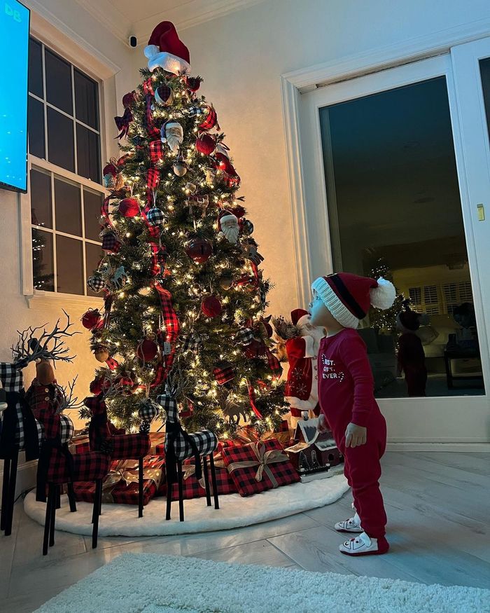 Hai con Phạm Hương đón Noel sớm trong biệt thự ở Mỹ
