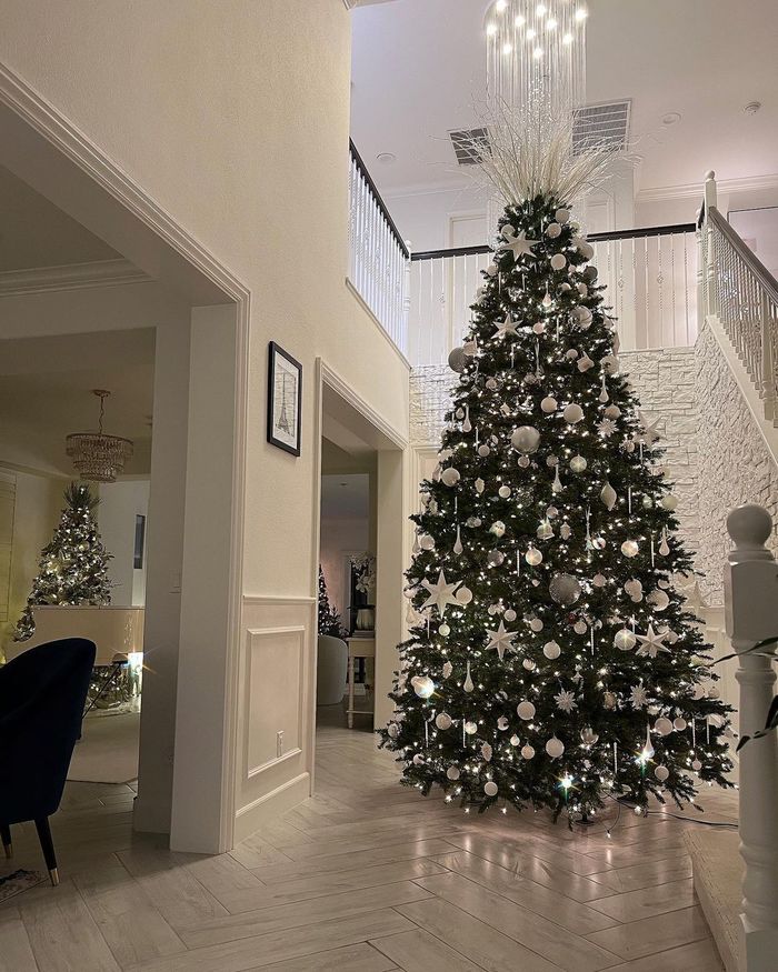 Hai con Phạm Hương đón Noel sớm trong biệt thự ở Mỹ
