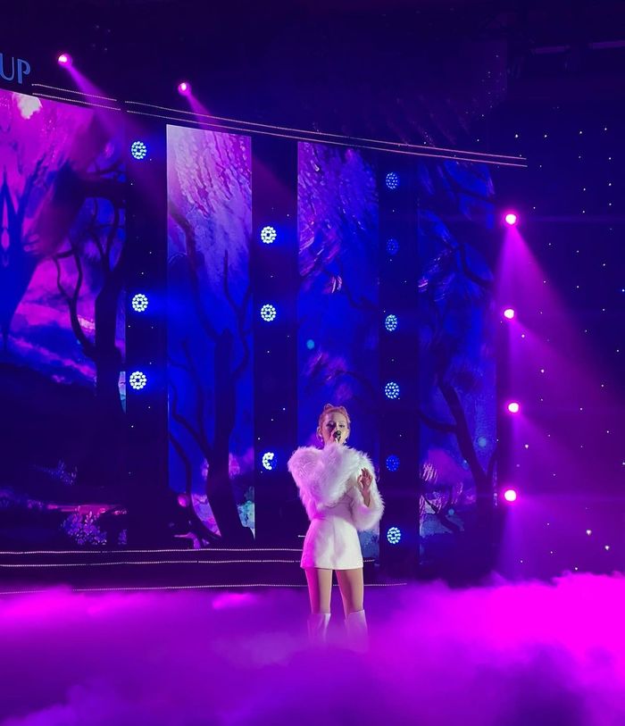 Hiền Hồ chạy show đi hát trở lại, ẩn ý: Học cách chấp nhận lời mỉa mai