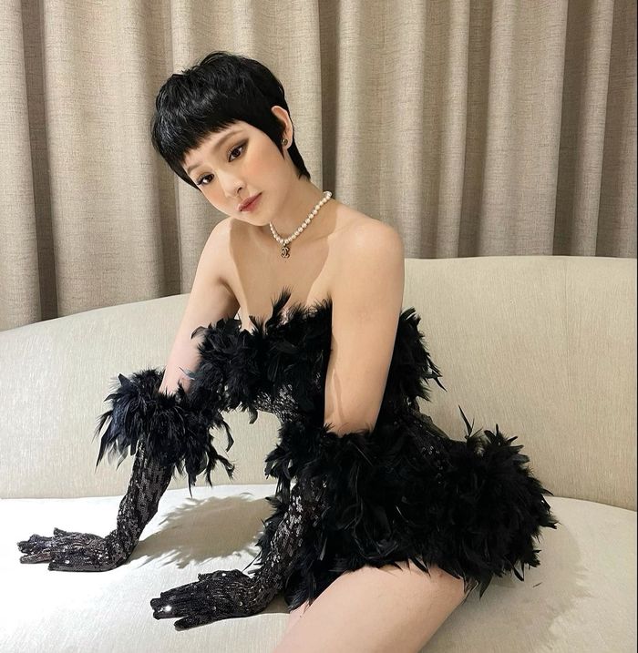 Hiền Hồ hiếm hoi diện lại đồ, khoe vai trần chuẩn búp bê sống