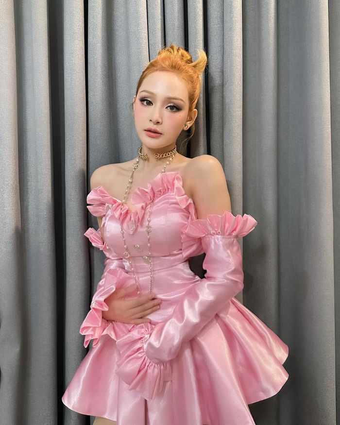 Hiền Hồ hiếm hoi diện lại đồ, khoe vai trần chuẩn búp bê sống