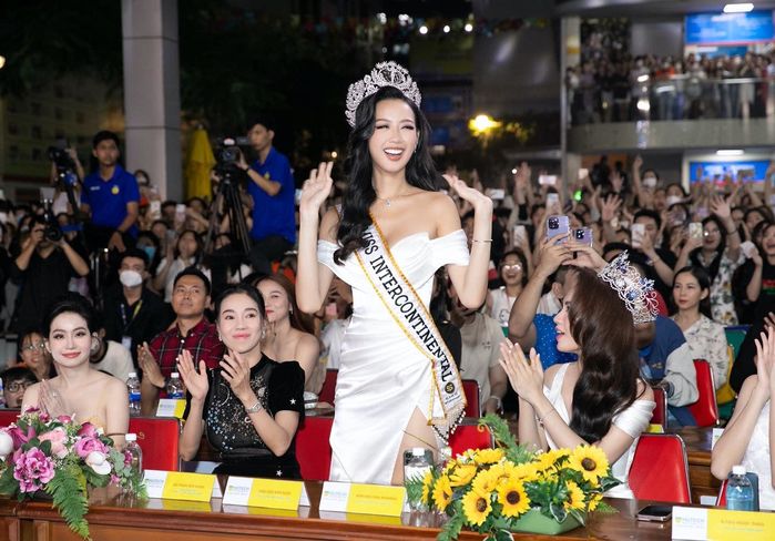 Hoa hậu 1m85 chẳng cần lấn lướt: Hào quang tỏa ra, ghi điểm tinh tế