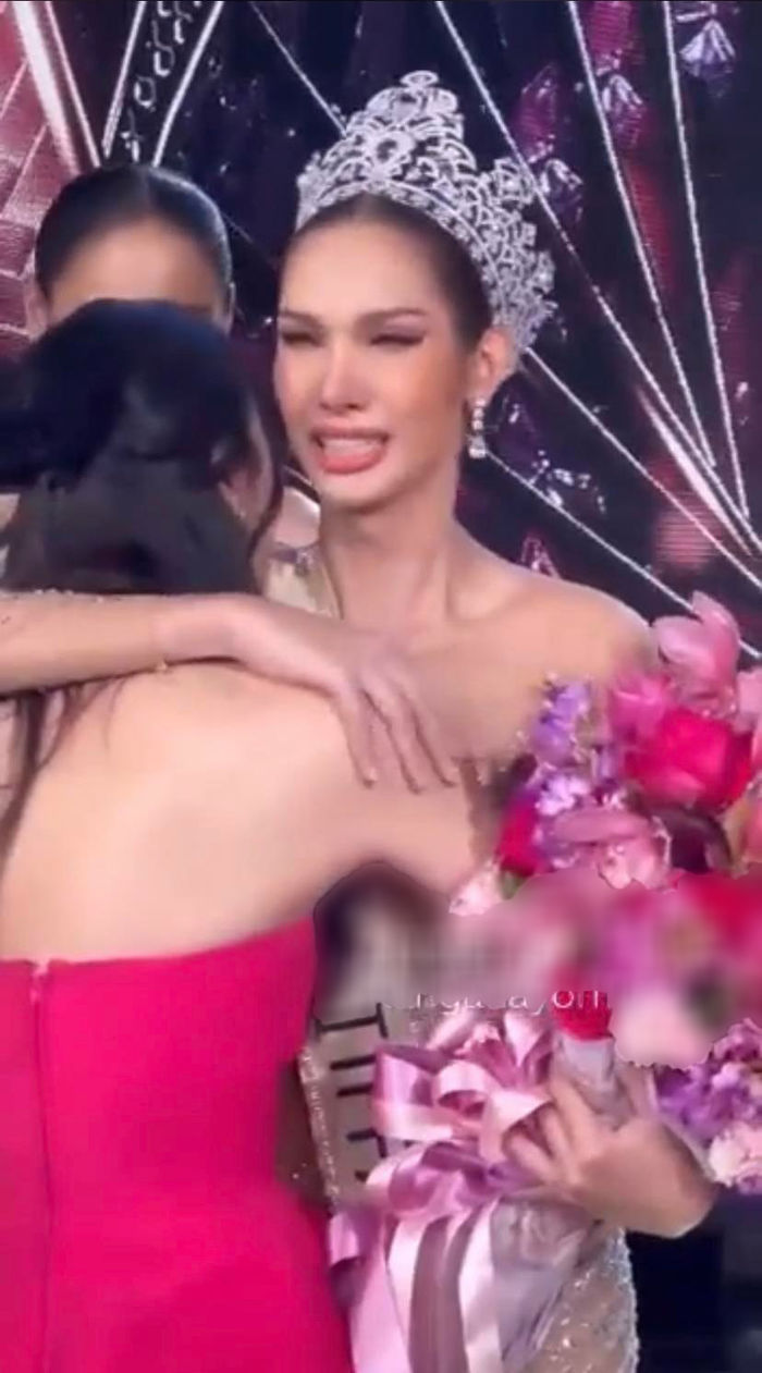 Hoa hậu Chuyển giới Thái Lan 2022 khóa môi bạn gái mừng đăng quang