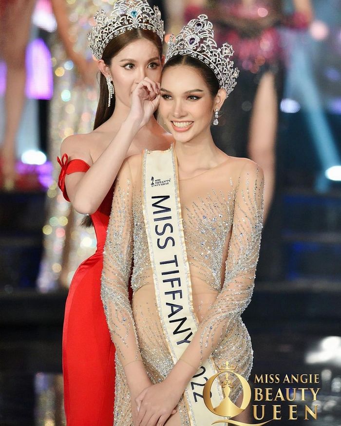 Hoa hậu Chuyển giới Thái Lan 2022 khóa môi bạn gái mừng đăng quang