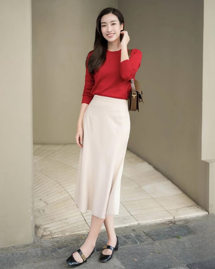 Hoa hậu Đỗ Mỹ Linh tinh tế cổ vũ CLB bóng đá của chồng đại gia