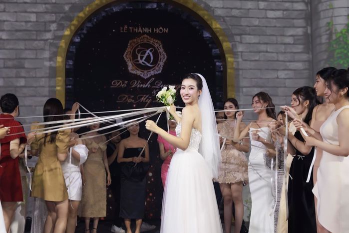 Hoa hậu Đỗ Mỹ Linh tinh tế cổ vũ CLB bóng đá của chồng đại gia