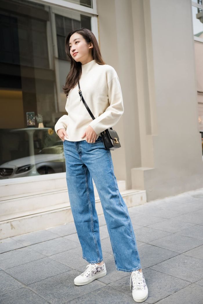 Hoa hậu Đỗ Mỹ Linh tinh tế cổ vũ CLB bóng đá của chồng đại gia