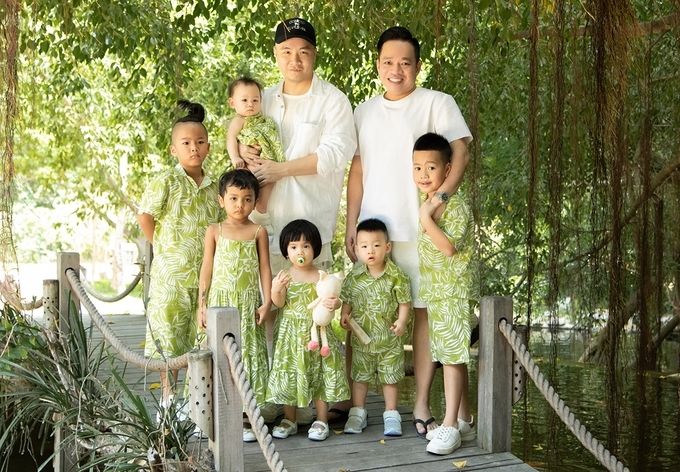H'Hen Niê bế con nuôi của Đỗ Mạnh Cường catwalk