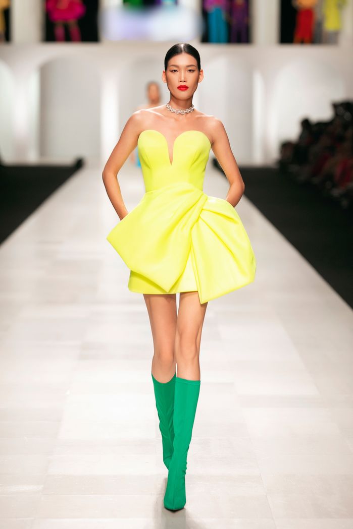 H'Hen Niê bế con nuôi của Đỗ Mạnh Cường catwalk