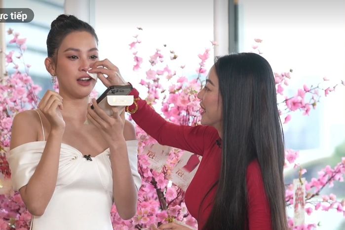 Hoa hậu Tiểu Vy khóc nức nở, lần đầu chia sẻ việc mẹ bị bệnh nặng