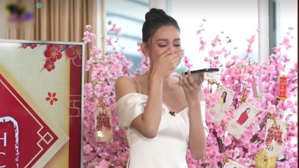 Hoa hậu Tiểu Vy khóc nức nở, lần đầu chia sẻ việc mẹ bị bệnh nặng