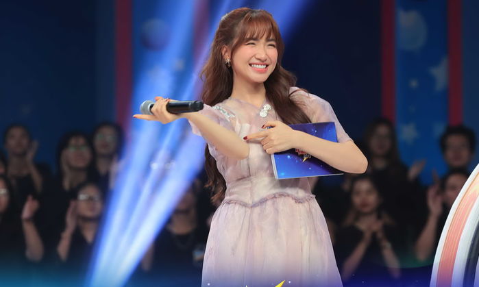 Hoà Minzy ngày càng đa nhiệm: Nay thành MC, mai chuyển qua giám khảo