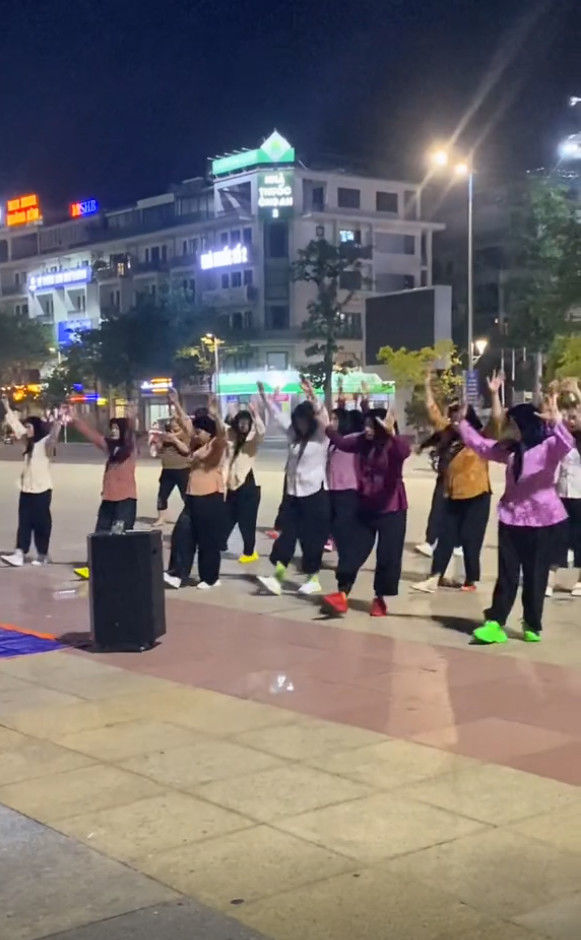 Hội người cao tuổi chất như nước cất:  Đi giày sneaker nhảy flashmob