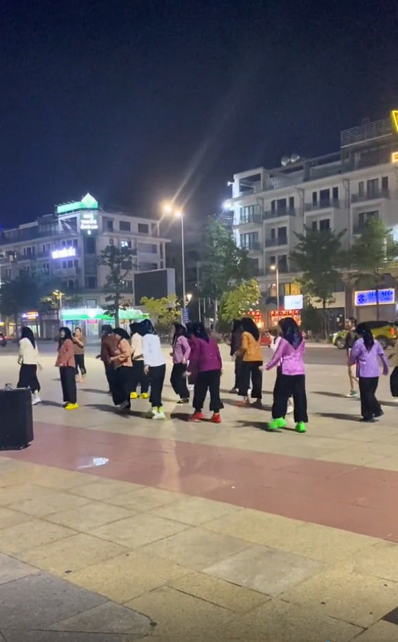 Hội người cao tuổi chất như nước cất: Đi giày sneaker nhảy flashmob