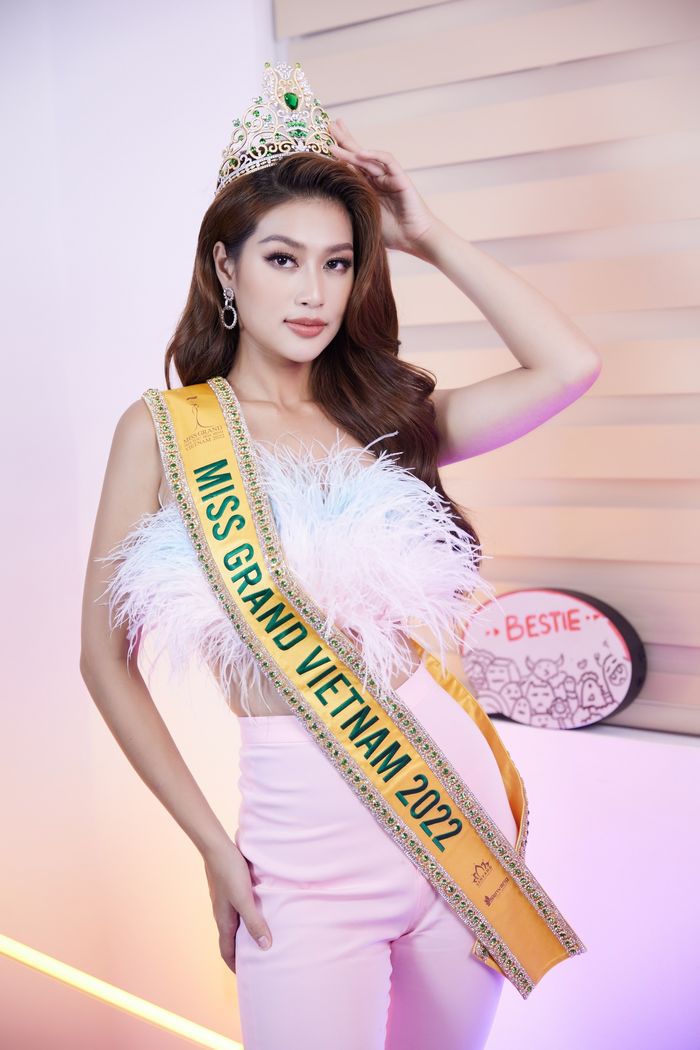 Hot girl trứng rán cần mỡ về phe của chủ tịch Nawat: Đó chỉ là góp ý
